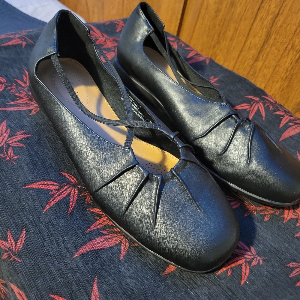 Comfortview Zendaya NEW. size 11. Classic ballet flat style. Black
